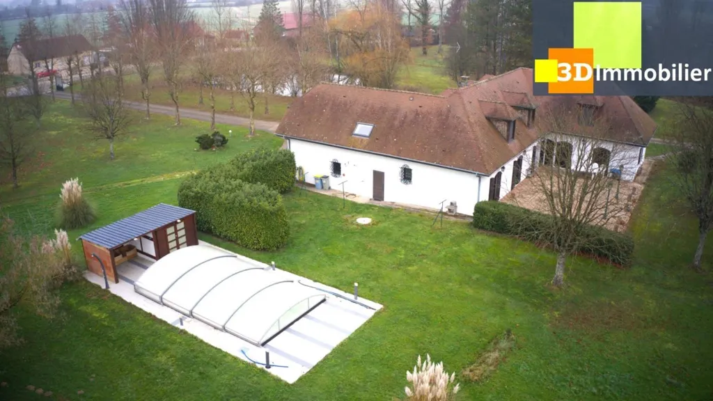 Vue aérienne - Maison de Campagne avec Piscine et Jardin à Dole