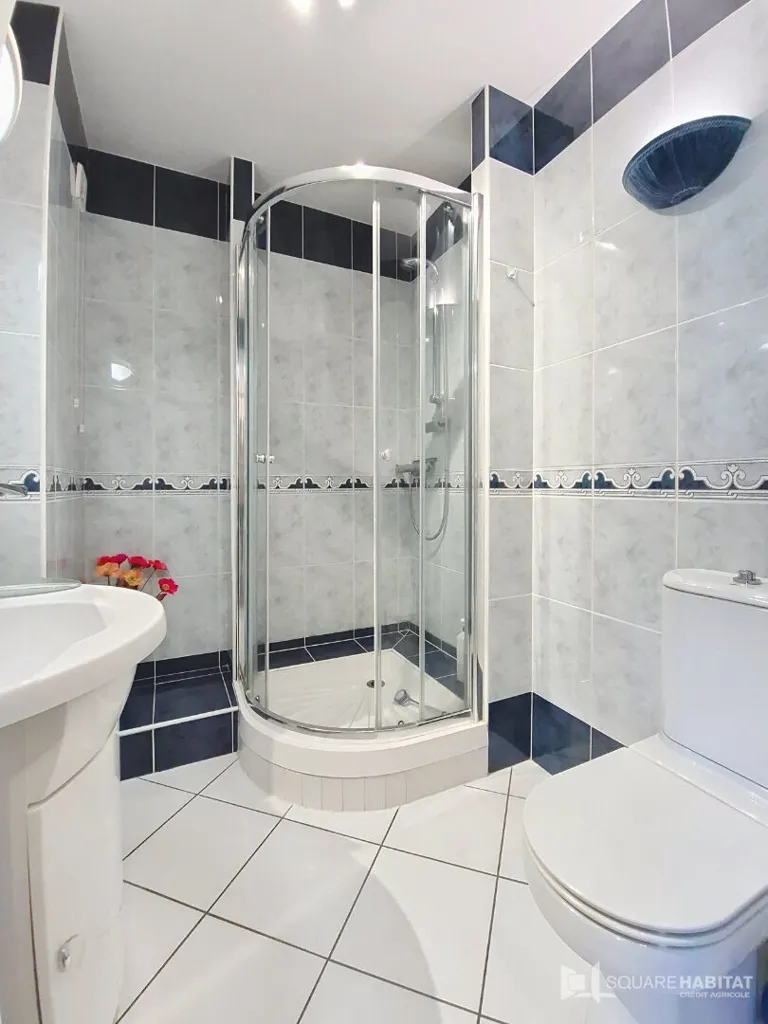 Bathrooms - 3-Bed Apartment with Sea View in Quiberon