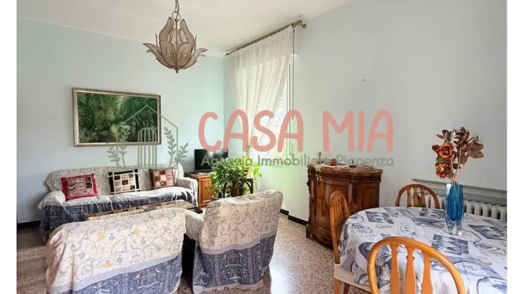 Séjour - Spacious Apartment with Balcony in Piacenza