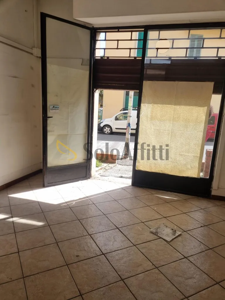 Pièces - Commercial Unit with Shop Front in Via della Casella