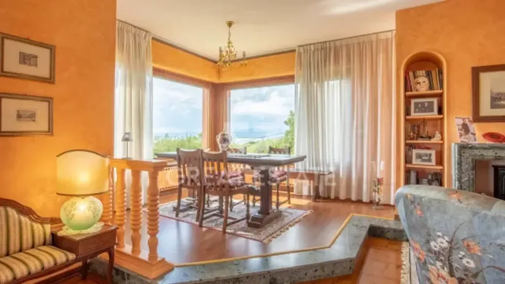 Dining Room - Villa with Lake View in Magione