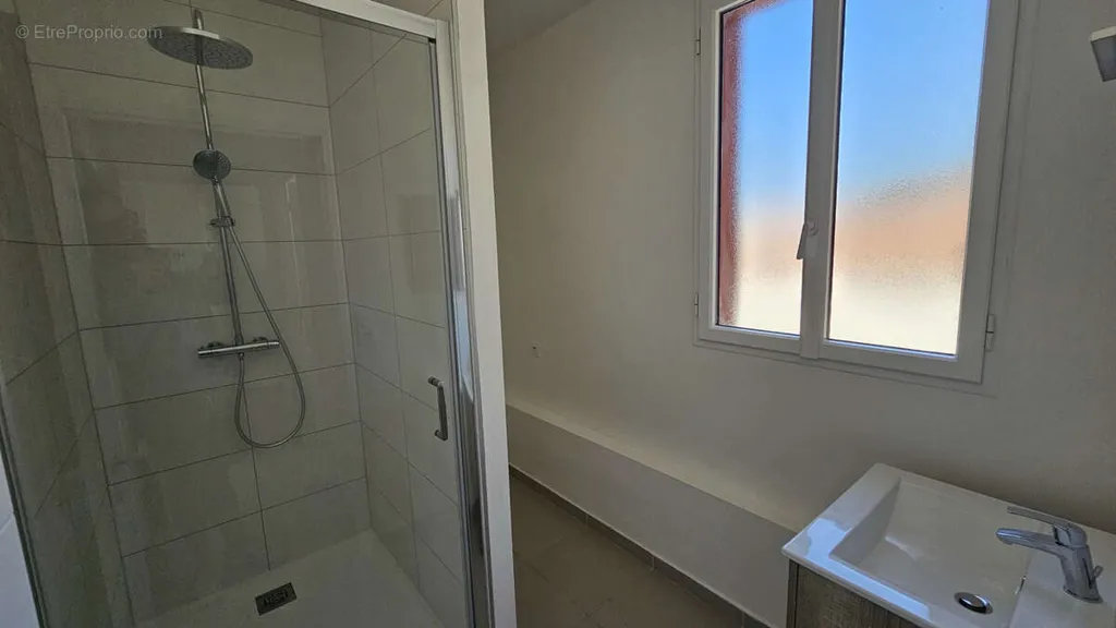 Bagni - Refurbished 2-Bed Flat with Parking in BUSCA