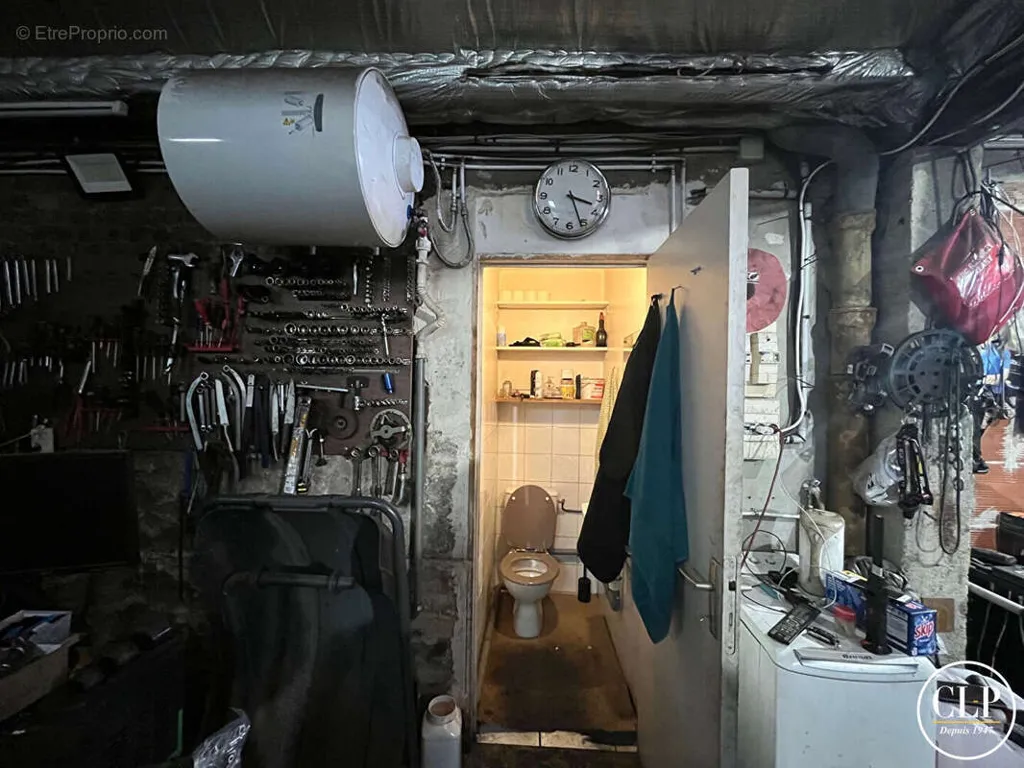 Utility Room - Commercial Space with High Ceilings near Montreuil