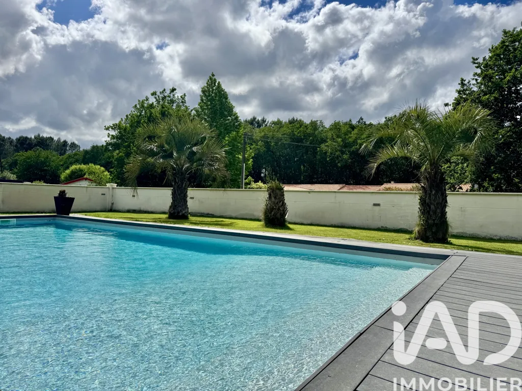 Bassein - Family House with Pool in Le Barp