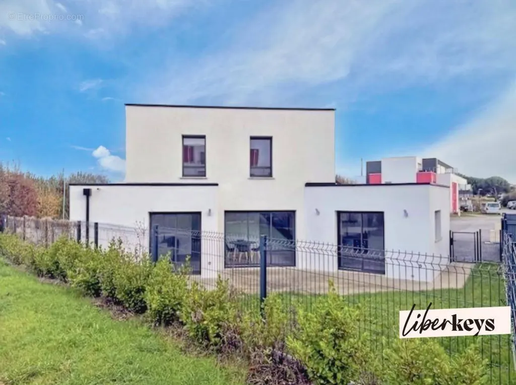 Extérieur - Maison Moderne avec Jardin à Ploeren