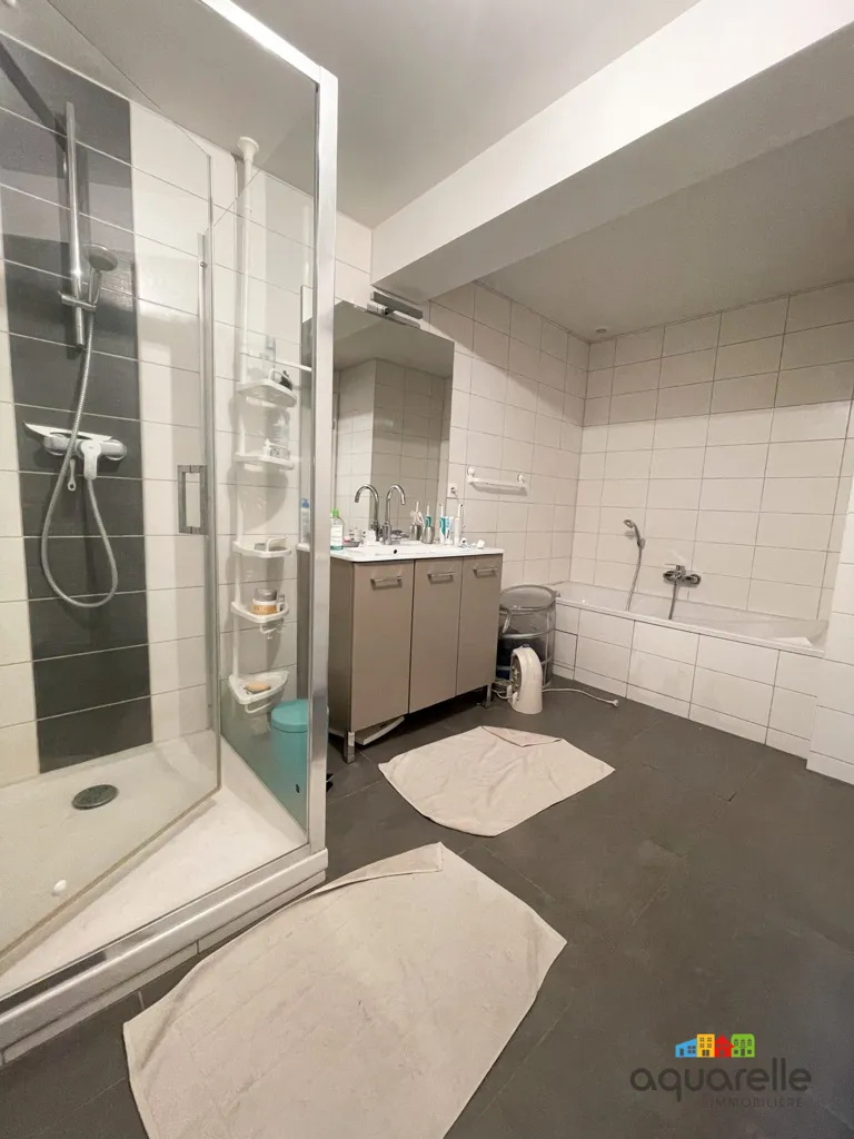 Salles de bain - Duplex de 4 Pièces avec Mezzanine à Barr