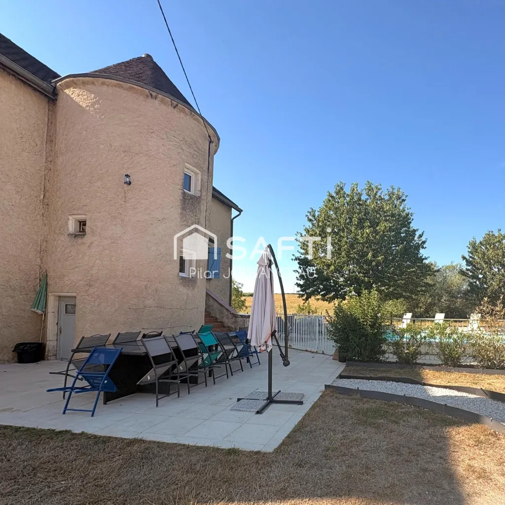 Aed - Characterful Estate with Pool in Fontaines