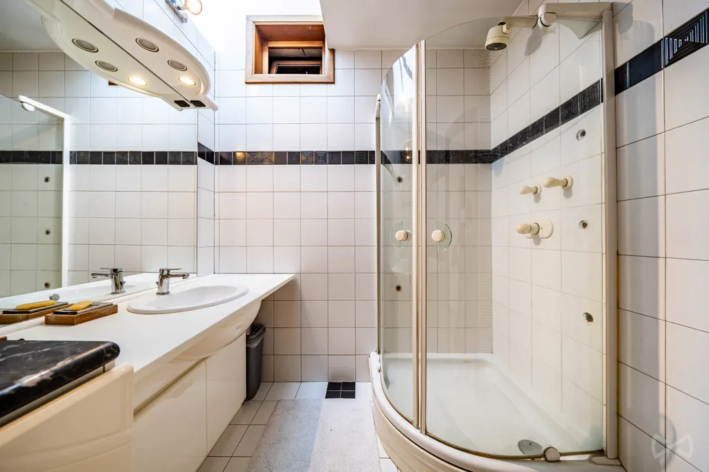 Salles de bain - Immeuble Duplex avec Jardin à Jette