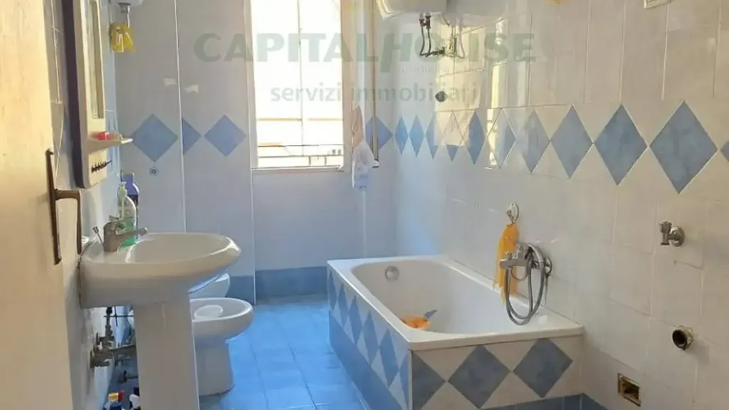 Salles de bain - Three-Bedroom Apartment with Terrazzo in Caserta