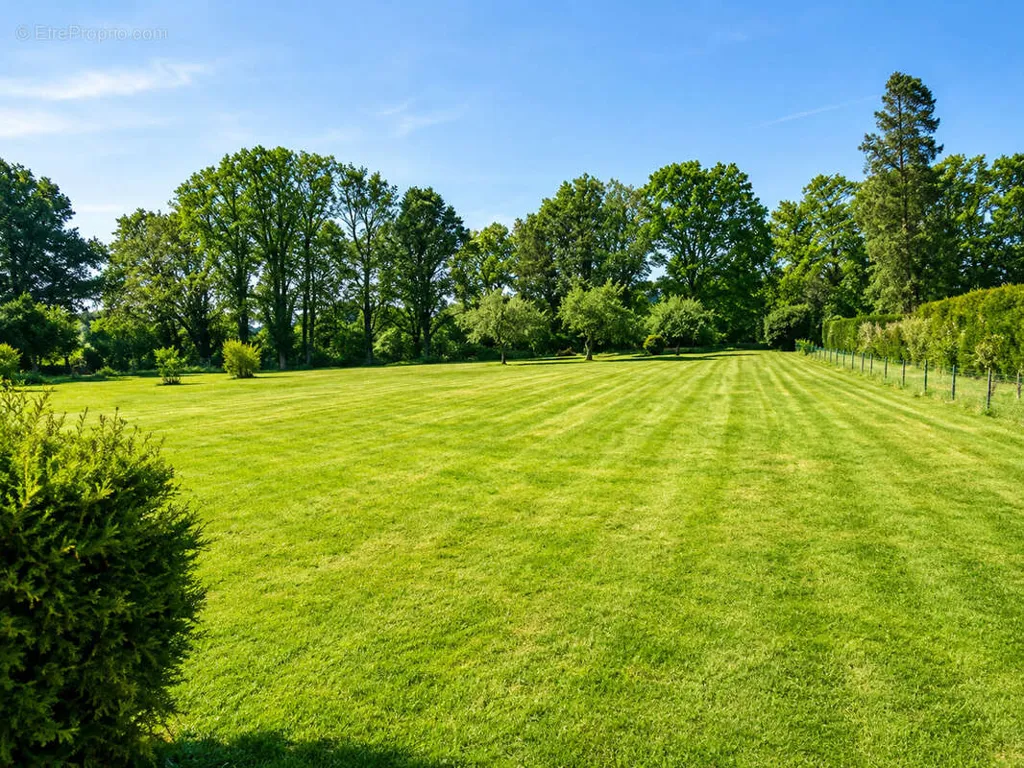 Aed - Longère with Large Garden in LORRIS Centre