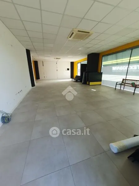 Pièces - Commercial Unit with Two Entrances in Avezzano