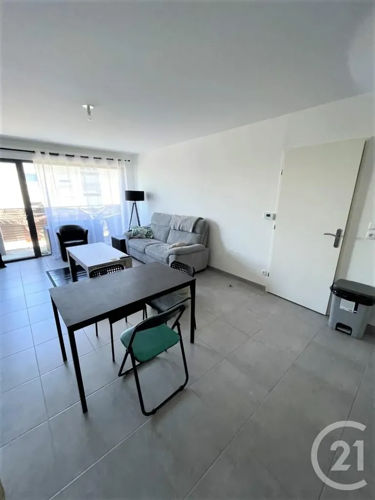 Elutuba - 3-Bed Flat with Balcony in Saint Jean de Braye