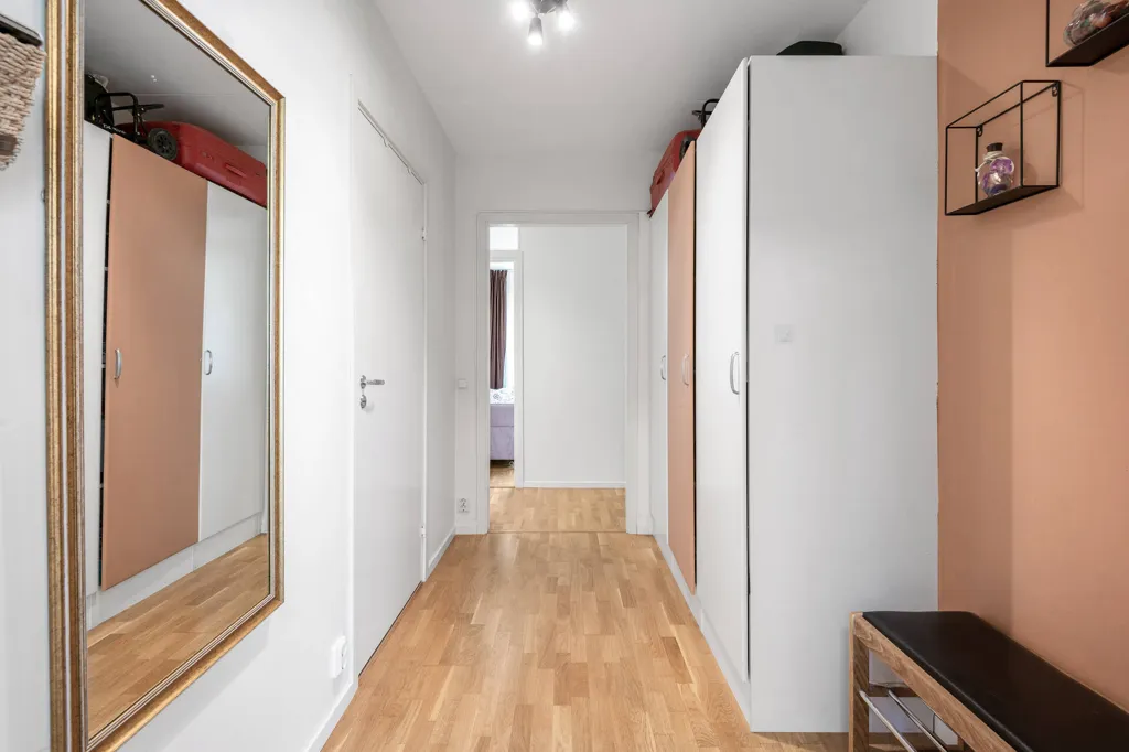 Hallway - Apartment with Balcony in Hässelby Gård