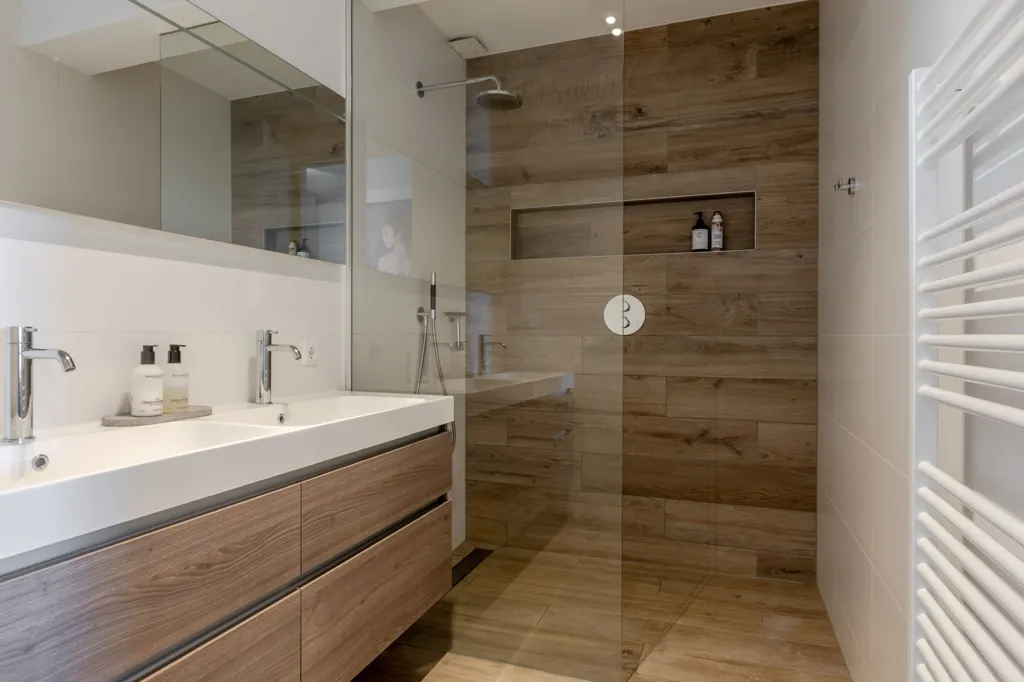 Bathrooms - Apartment with Skyline View on 27th Floor in Rotterdam