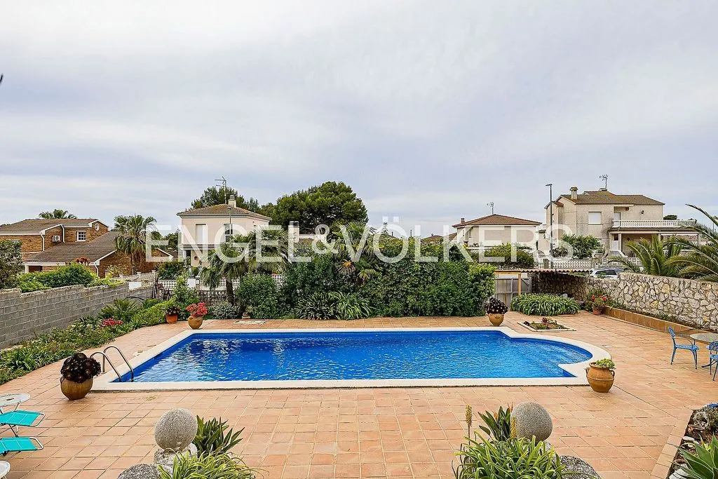 Bassein - Single-Storey Chalet with Pool in El Parc de Cubelles