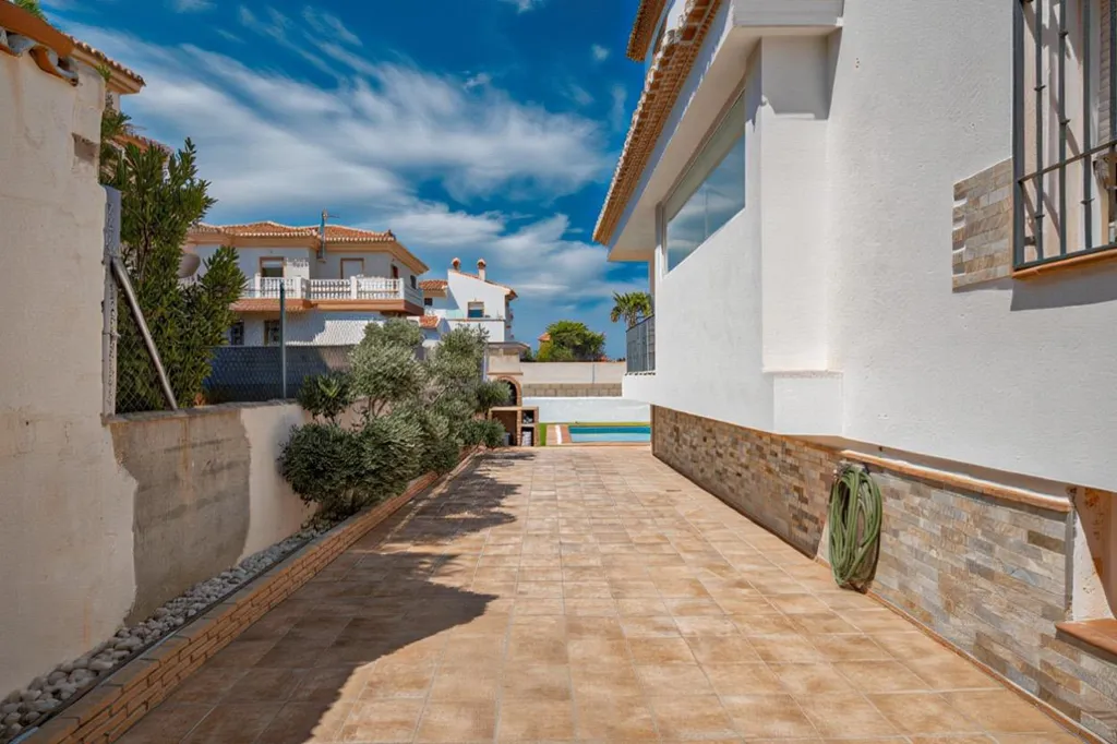 Bassein - Chalet with Pool and Terrace in Otura