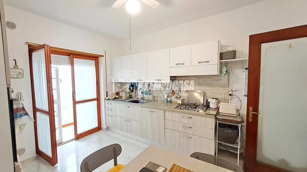 Cuisine - Three-Bedroom Apartment with Balcony in Adelfia