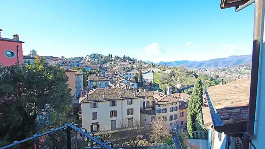 Balcon - Panoramic Apartment in Historic Tower, Bergamo