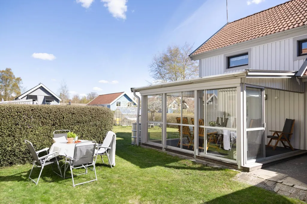 Terrace - Villa with Garden in Hässlegården