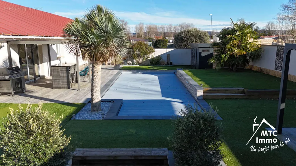 Jardin - Maison Contemporaine avec Piscine et Entrepôt à Loyettes