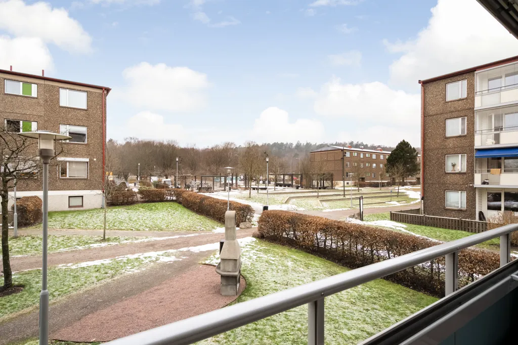 Rõdu - Through-Planed Flat with Glass Balcony in Göteborg