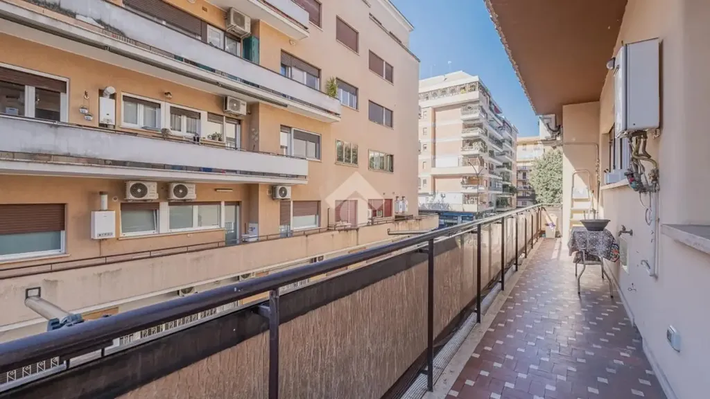 Balcon - Rearranged Apartment with Balcony in Rome