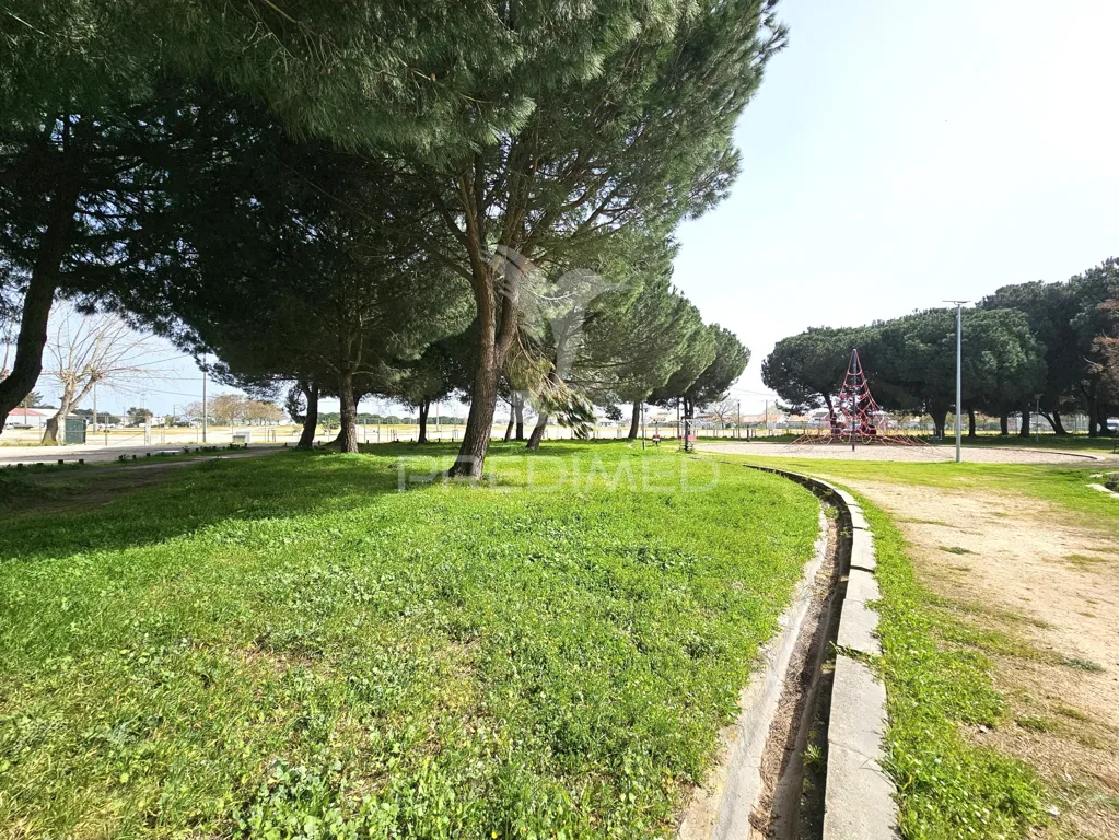Jardin - Spacious T2 Apartment with Two Fronts in Pinhal Novo