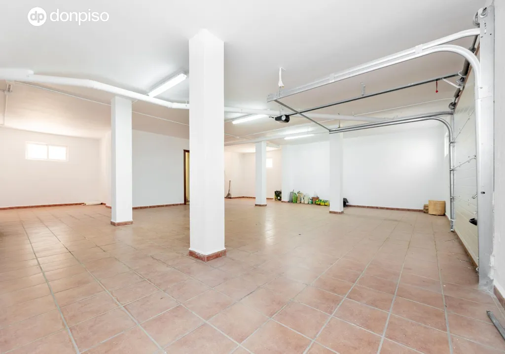 Garaaž - Chalet with Pool in Granada's Calle Ajenjo