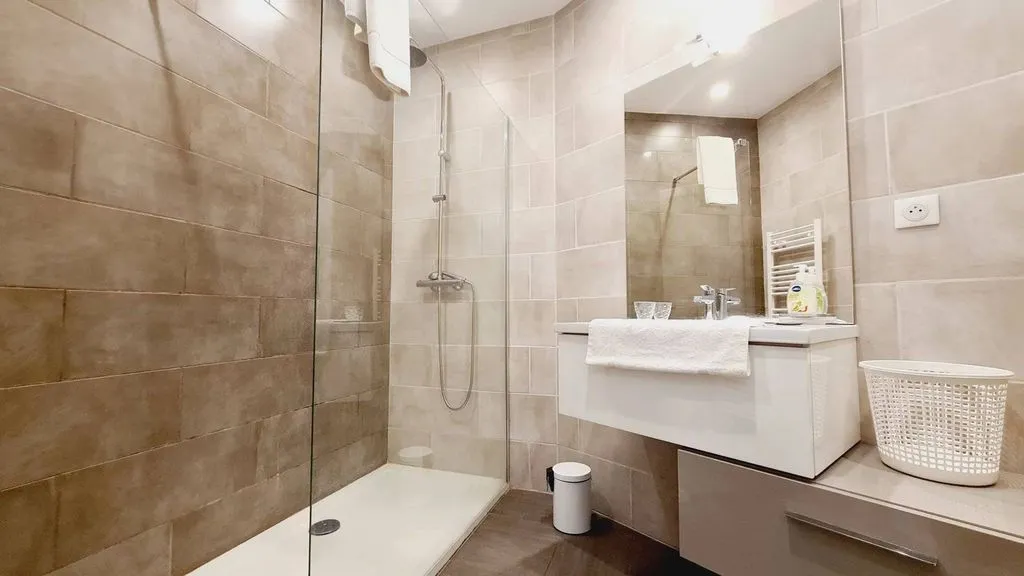 Bathrooms - Luxury Flat with Balcony in Cannes