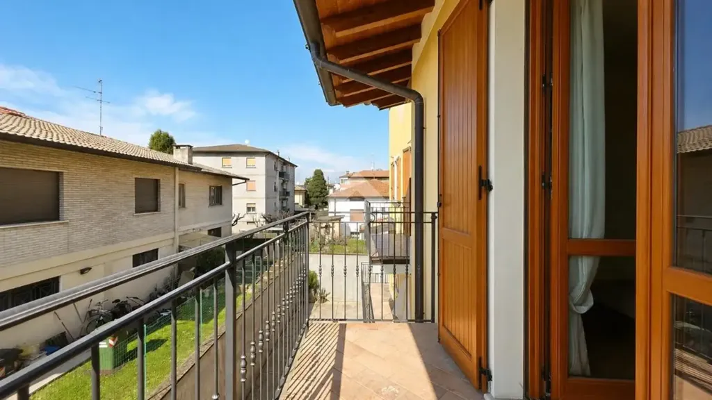 Rõdu - Contemporary Apartment with Balcony in Chiari