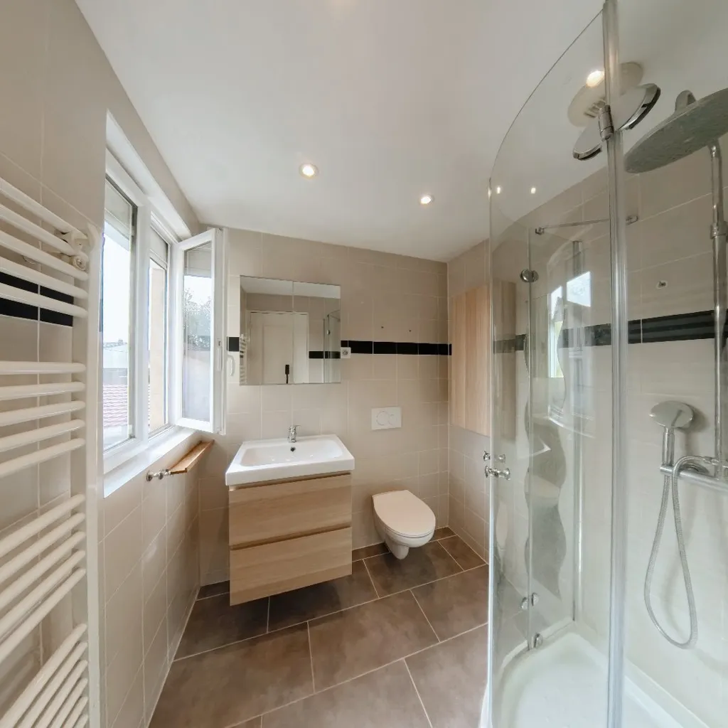 Salles de bain - Maison Moderne avec Jardin à Maisons Alfort