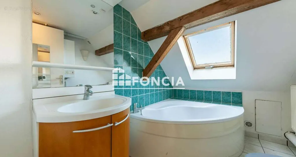 Salles de bain - Studio Traversant avec Mezzanine à Strasbourg