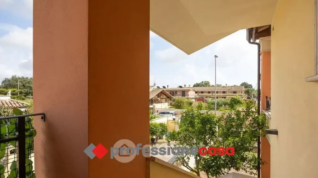 Balcone - Casa indipendente con giardino a Pomezia