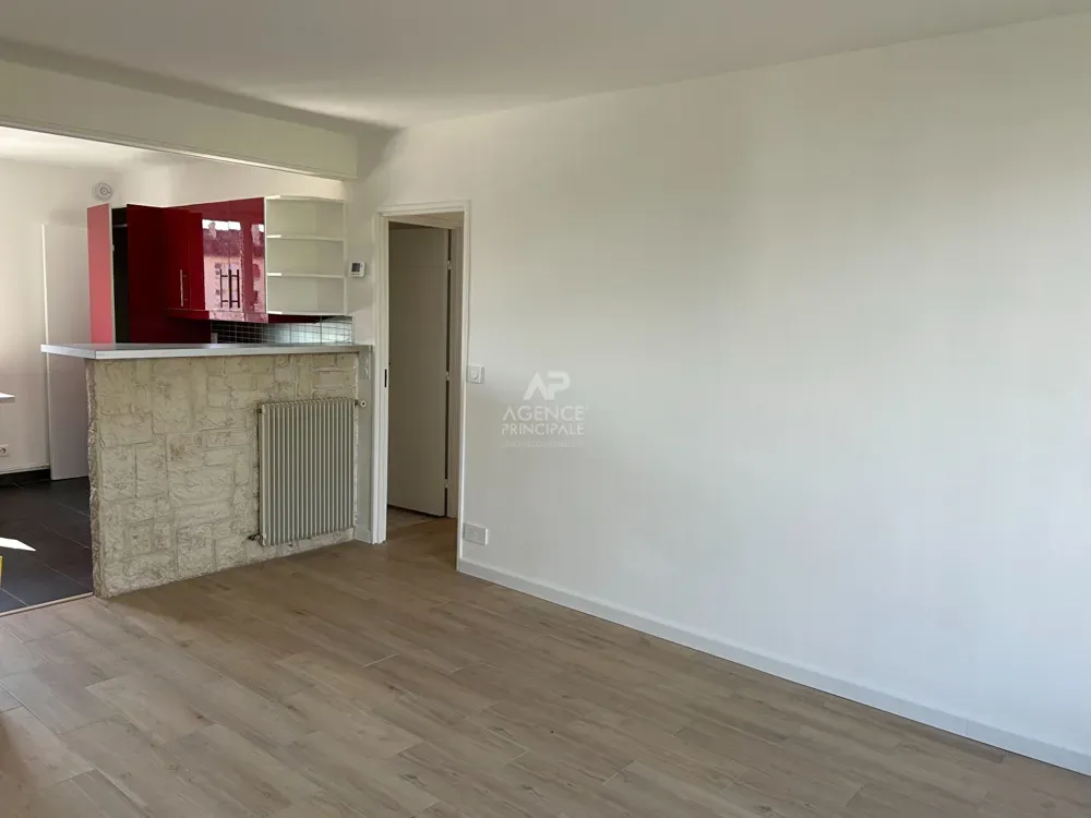 Soggiorno - Refurbished 3-Bed Flat with Balcony in Le Mesnil-le-Roi