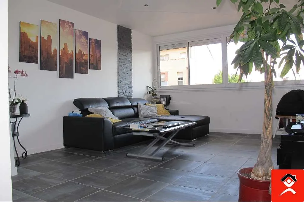 Séjour - Appartement Rénové avec Parking à Toulouse