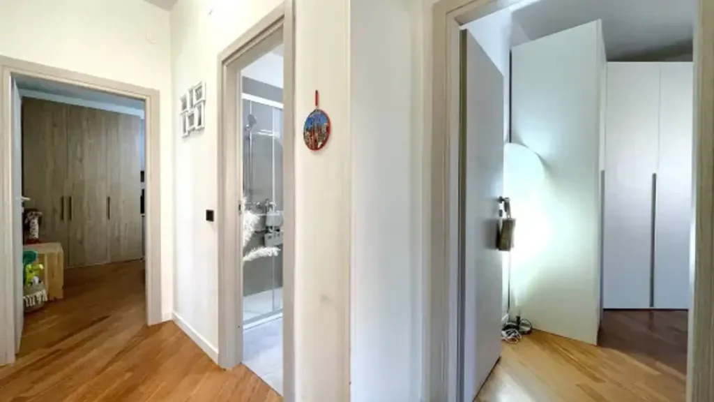 Entrée - Rear-Facing Apartment with Balcony in Carpi