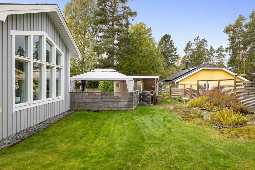 Jardin - Villa with Pool in Tullinge