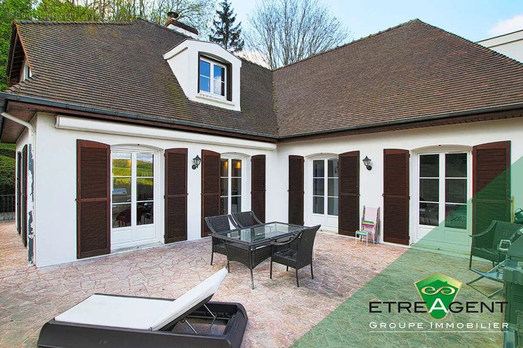 Extérieur - Maison avec Vue sur la Vallée et Piscine à Maule