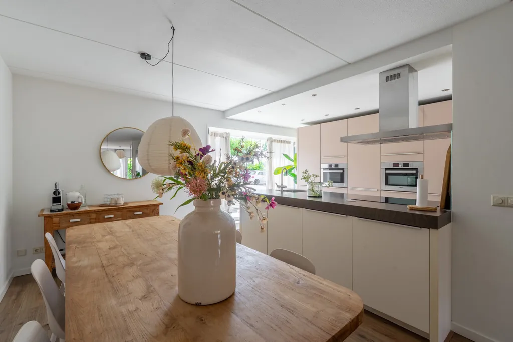 Söögituba - Two-Storey House with Garden in Angeren