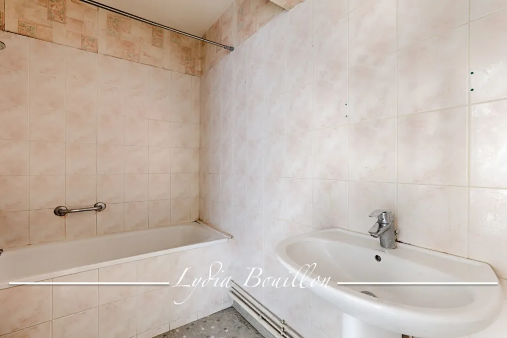 Vannitoad - 2.5-Room Apartment with Balcony in Paris 20ème