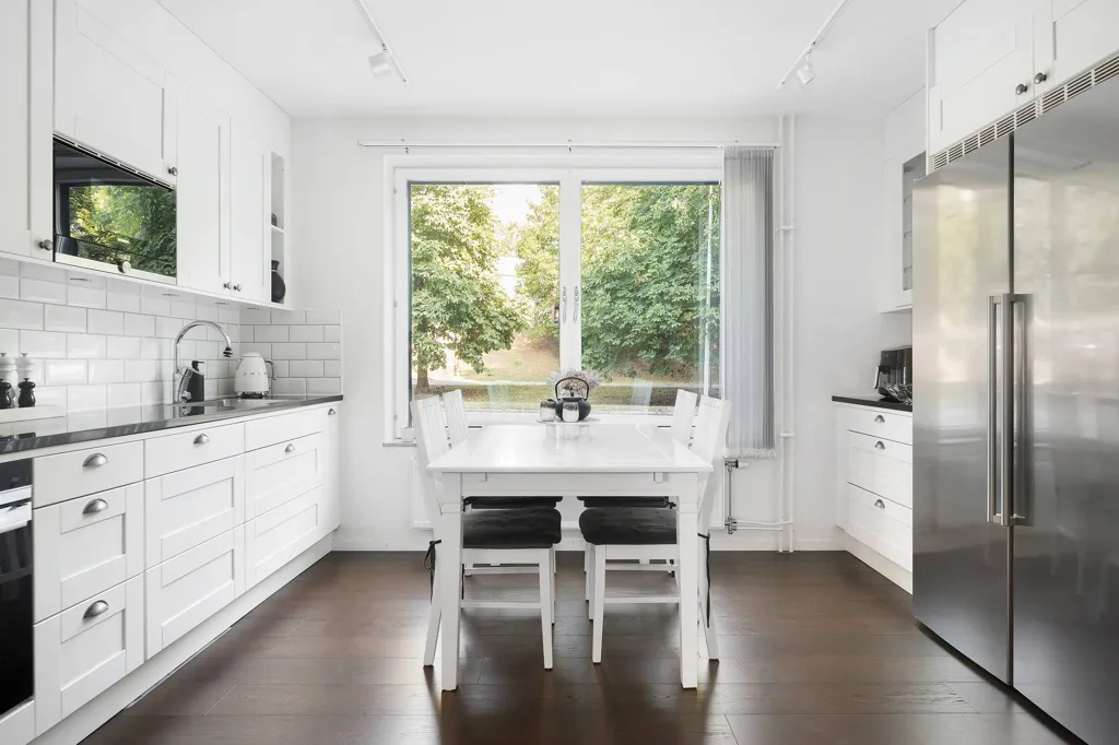 Köök - Modern Flat with Shared Rooftop in Jakobsberg