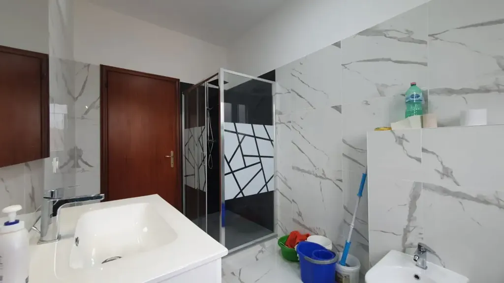 Salles de bain - Rustic-Style Apartment with Balcony in Mirandola