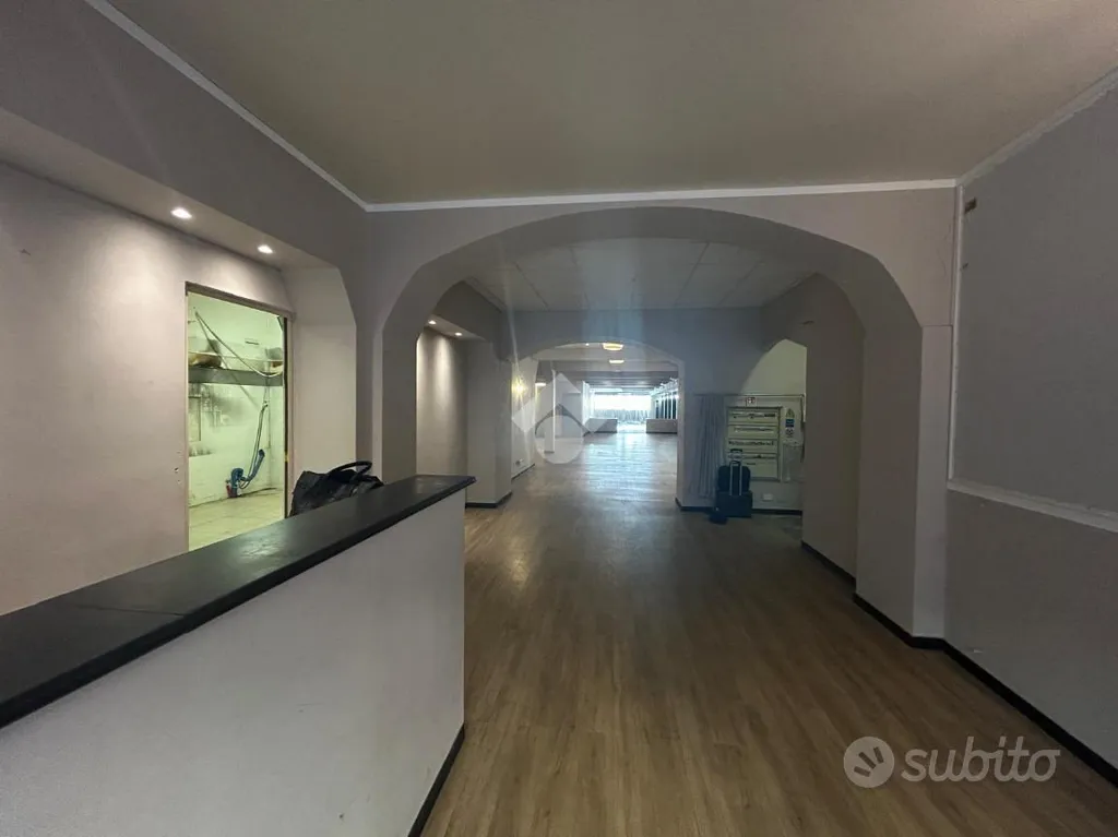 Entrée - Commercial Shop with Seafront Courtyard in Lavagna