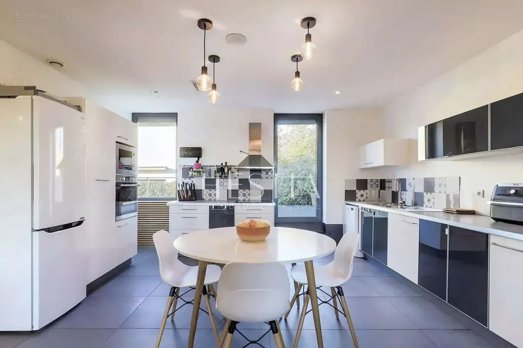 Cuisine - Maison de Luxe avec Piscine à Crépieux-la-Pape