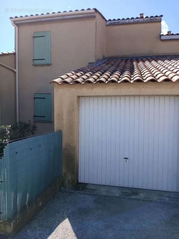 Exterior - Villa with Garden in Marseille-16e