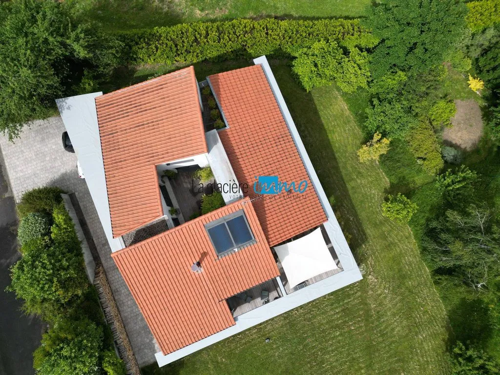 Vue aérienne - Maison Contemporaine avec Vue Panoramique à Chanonat