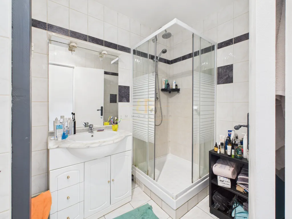 Bagni - Bright 2-Bed Flat with Garden View in Chelles