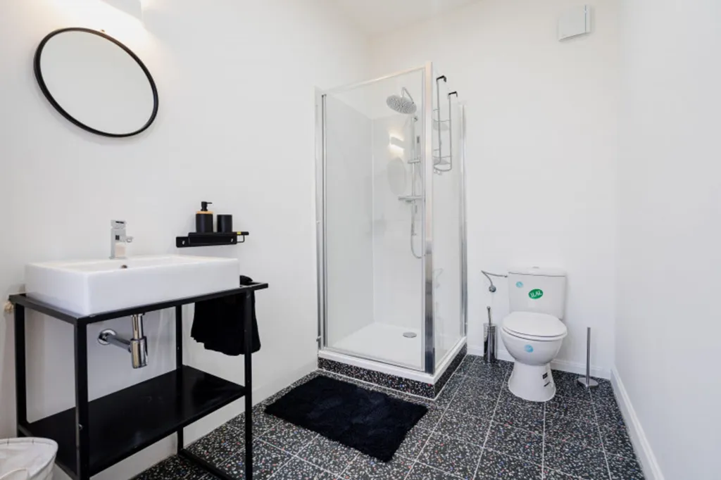 Vannitoad - Spacious Room in Shared House, Square Gutenberg