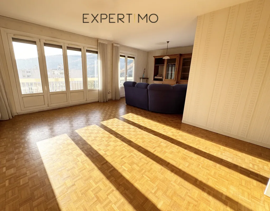 Living Room - Spacious Flat with Balcony in Sassenage