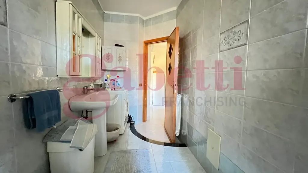 Salles de bain - Mansard Apartment with Terraces in Telese Terme